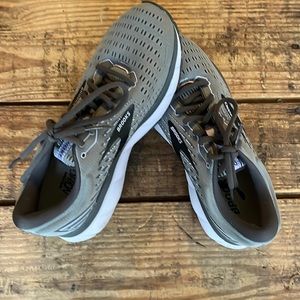 Brand new Brooks ghost 13 size 8